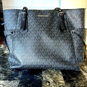 Michael Kors, Large and Black Purse